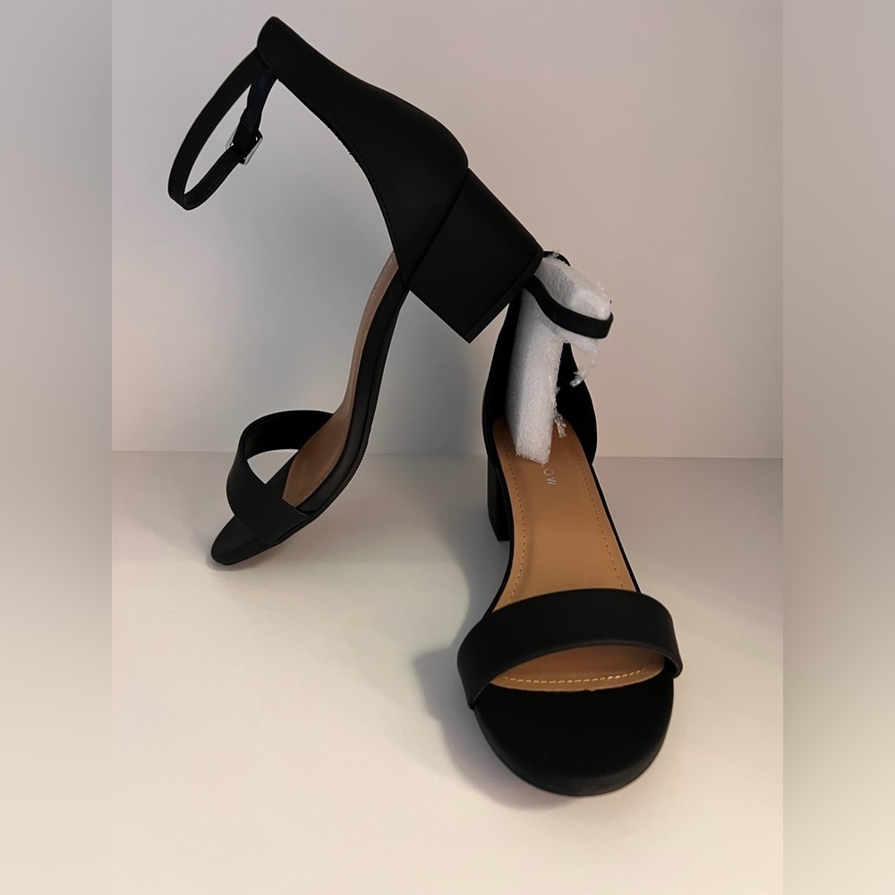 New, never worn woman’s size 8 summer shoe.